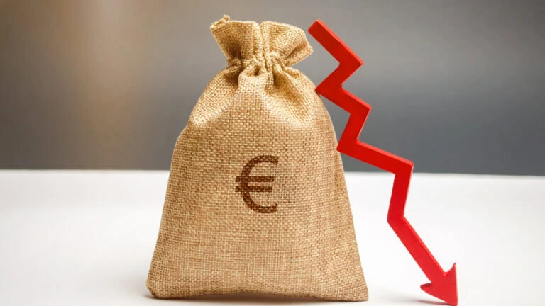 Freelancer: Stagnation bei Stundensätzen und steigende Arbeitsbelastung 8 Gehalt-sinkt