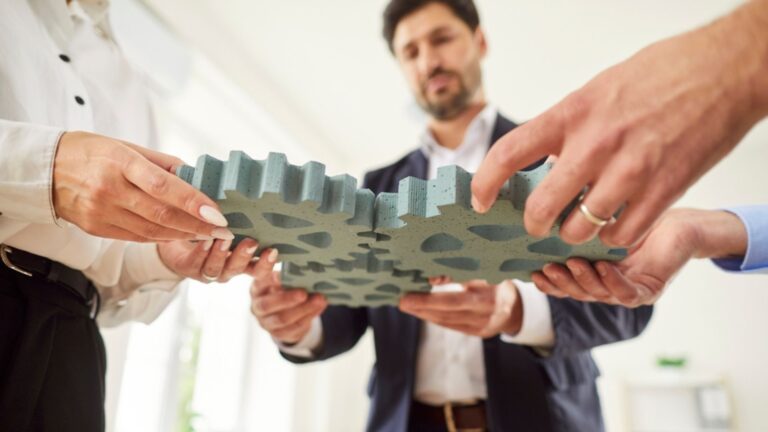 UCC-Supply-Chain aus einer Hand 8 Zahnrad shutterstock 2565567437