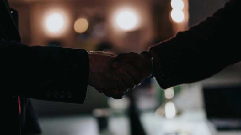 Ransomware-Verhandlungsführer gesteht: Er spielte für beide Seiten 5 Handshake