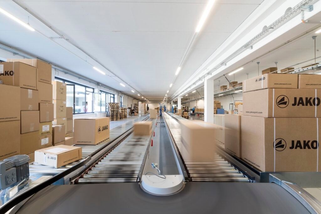 Fast Updates statt Fast Fashion 1 Im Lager des Sportbekleidungsherstellers Jako (Bildquelle: Jako)