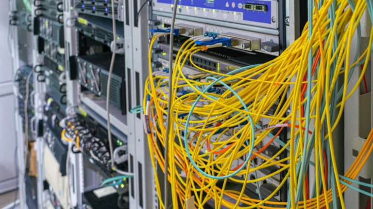 Workspace-Optimization: Warum Ordnung im Rack die Fluktuation halbiert 2 Workspace-Optimization, Kabelsalat