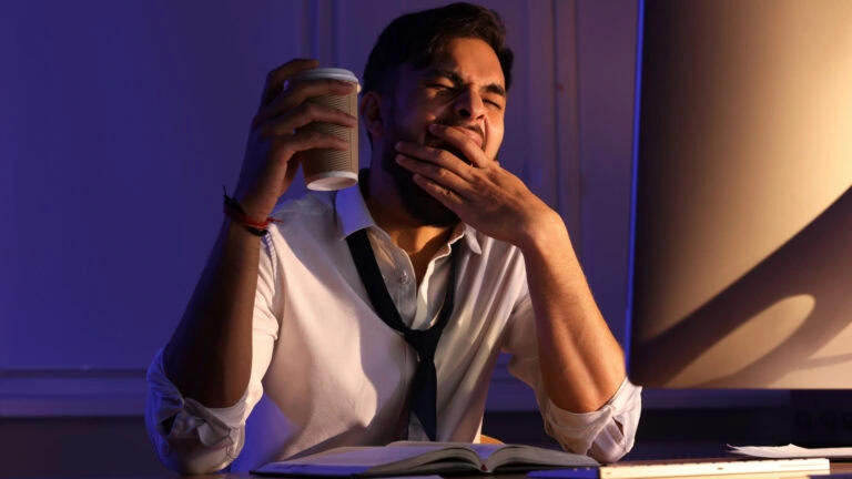 Performance-Treibstoff Kaffee: Der evidenzbasierte Leitfaden für den IT-Alltag 8 Kaffee trinken, Shutterstock