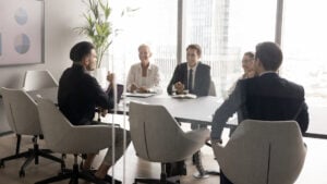 Meeting Notizbuch vs KI Shutterstock