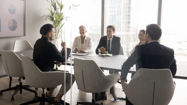 Meeting Notizbuch vs KI Shutterstock