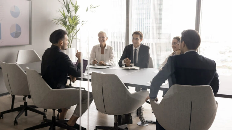 Analoges Upgrade: Warum Spitzen-Entwickler jetzt die KI-Tools weglegen 8 Meeting Notizbuch vs KI Shutterstock