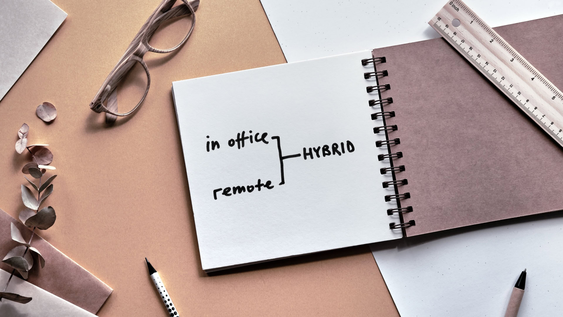Hybrid Work und Büroorganisation: Wie digitale Systeme das Management moderner Arbeitsplätze verändern 1 Arbeitsplatz, workplace management software, Hybride Arbeitsmodelle, Homeoffice, Hybrid Work, Büro