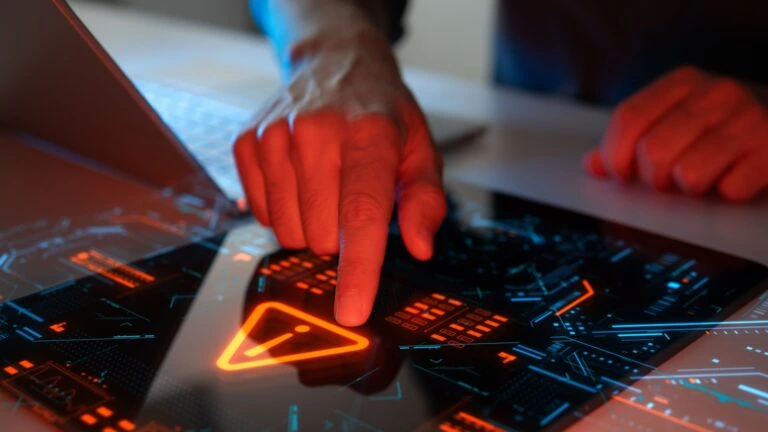 Warum jüngste Ransomware-Angriffe nur einen einzigen Login brauchten 1 Cyberangriff, Ransomware Angriff, gestohlene Anmeldedaten, Angriff auf Jaguar Land Rover, Drittanbieter-Zugriff, Ransomware, Anmeldedaten