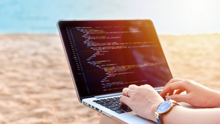 Warum Unternehmen gerade in der Urlaubszeit stärker gefährdet sind 7 Urlaub-Cyberangriff