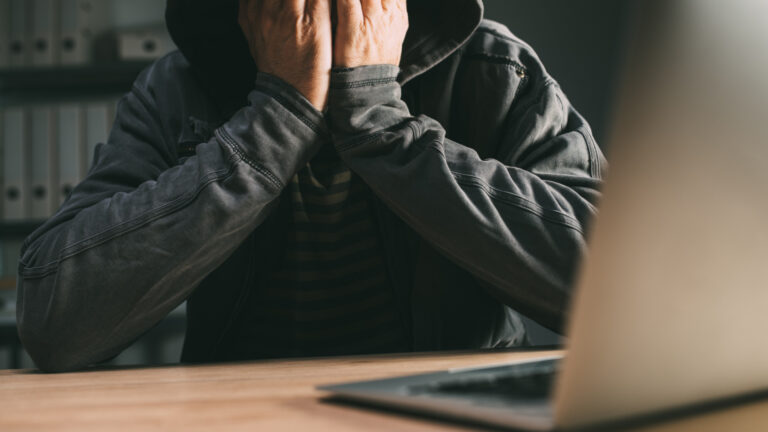 So verlieren Hacker die Freude an Machine Identity-Angriffen 6 Hacker traurig