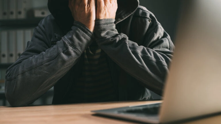 So verlieren Hacker die Freude an Machine Identity-Angriffen 8 Hacker traurig