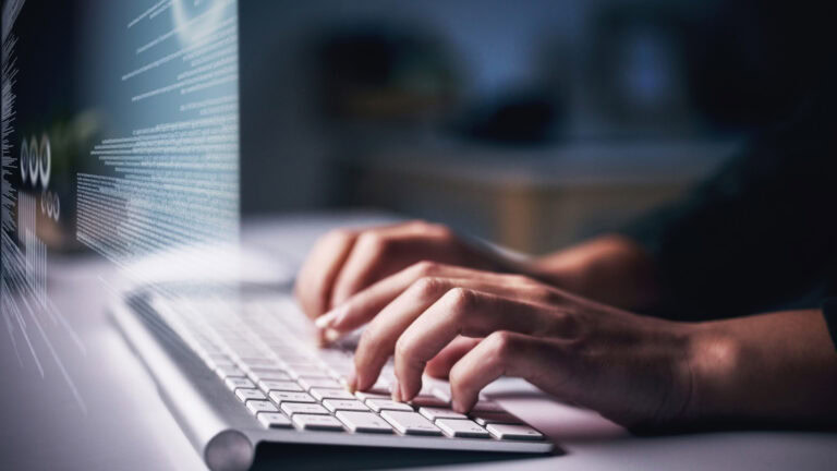 Bedrohungsanalystin soll Hacker vor Ermittlern gewarnt haben 9 Hände Tastatur