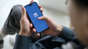 Linkedin Bildquelle: BongkarnGraphic / Shutterstock.com