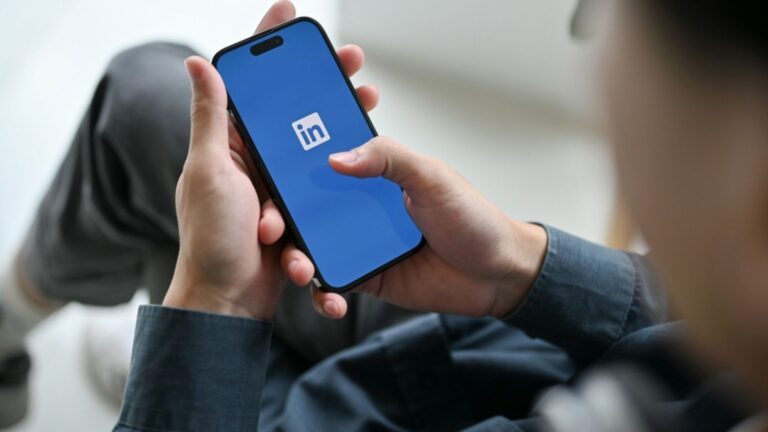 Zwischen Ghost Jobs und Partnerbörse: LinkedIn wird zur Dating-App 1 Linkedin Bildquelle: BongkarnGraphic / Shutterstock.com