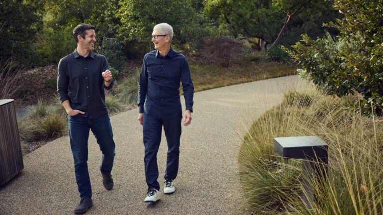 Neuer Apple-Chef Ternus soll Konzern durch KI-Ära steuern 5 John Ternus und Tim Cook Apple