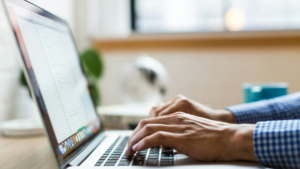 Domain, Domain kaufen, Domain Anbieter, Domain kaufen 2026, beste Anbieter für .de-Domains, .de Domain kaufen und registrieren, .de-Domains, Webhosting