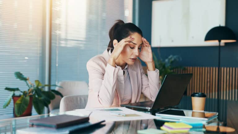 Finanzielle Sorgen treiben Freelancer trotz Erschöpfung in Projekte