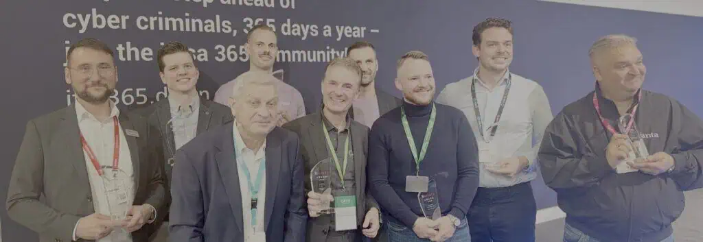 IT Security Awards 2026: Sieben Kategorien - sieben Gewinner 2 Die Preise nahmen persönlich entgegen: (hintere Reihe von links nach rechts) Christoph Riese, Crowdstrike; Fabian Hotarek, Palo Alto Networks / Idira; N.N., Cyera,; Marcus Braun, Cyera; Lucas Franz, Rubrik; (vordere Reihe von links nach rechts) Ulrich Parthier, IT Verlag; Stephan v. Gundel-Krohne, Cato Networks; Jan Wallentin, Wiz; Norbert Emodi,